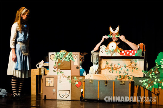 原版特色木偶戏剧《爱丽丝奇境历险记》引发京城英伦风潮
