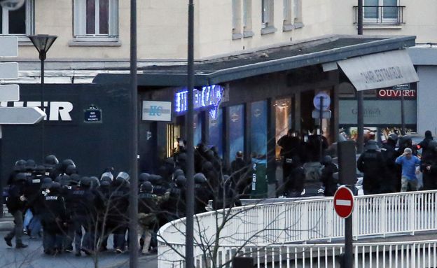 法国民众为何对警察由恨转爱？