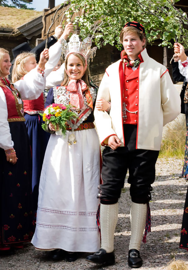 世界各地传统婚礼盘点 看看这15位新娘穿什么？