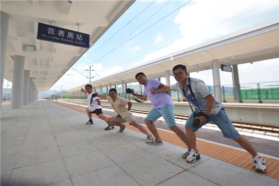 【七彩云南手机媒体行】看完在建的普者黑高铁站 网媒记者憧憬：我们要坐着高铁逛云南