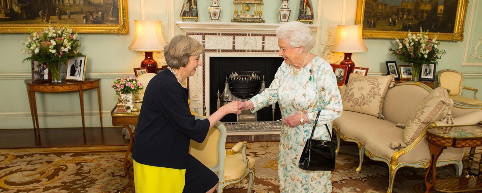 女王与女首相：权力的哑剧