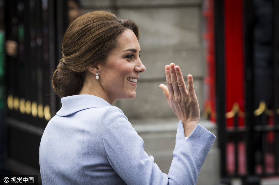 凯特王妃首次单独出访海外与荷兰国王会面 蓝色套装高贵优雅