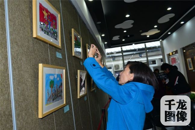 中小学生长征主题画展在北京市西城区青少年美术馆展出