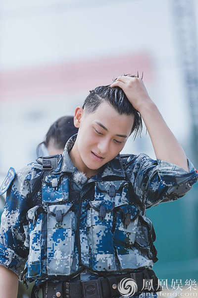 《真男2》空军新兵与家人打电话 杨幂通话险落泪
