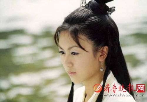 至尊红颜里的蛇蝎美女 40岁气质依然清新