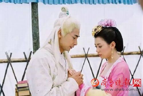 至尊红颜里的蛇蝎美女 40岁气质依然清新