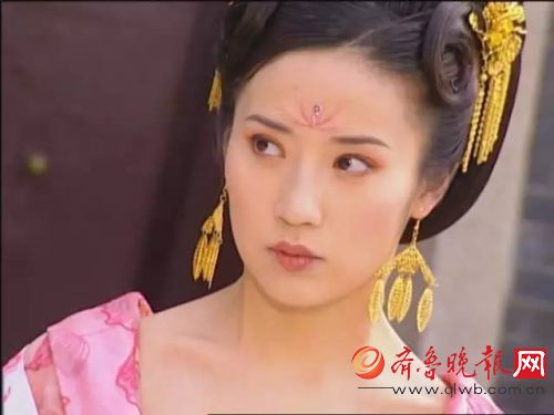 至尊红颜里的蛇蝎美女 40岁气质依然清新