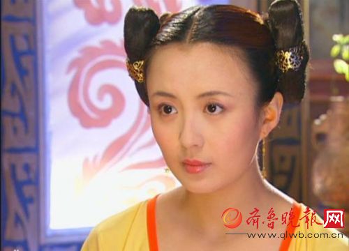 至尊红颜里的蛇蝎美女 40岁气质依然清新