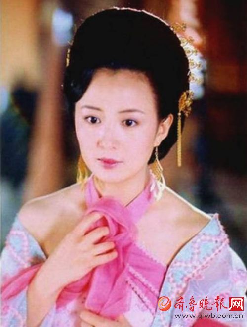 至尊红颜里的蛇蝎美女 40岁气质依然清新