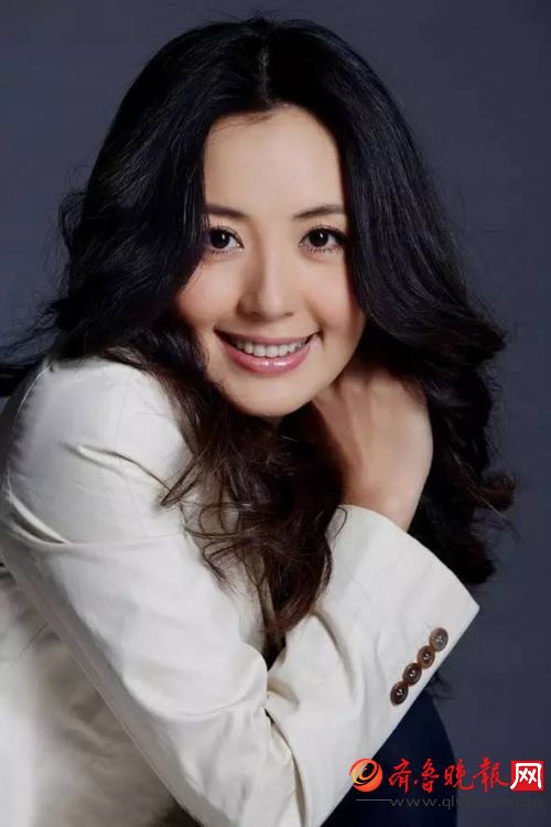 至尊红颜里的蛇蝎美女 40岁气质依然清新
