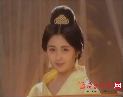 至尊红颜里的蛇蝎美女 40岁气质依然清新