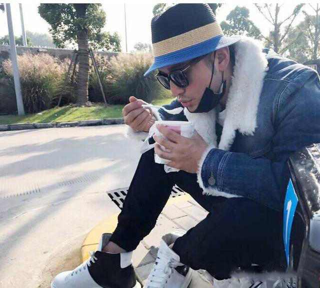 明星片场吃饭 佩服胡歌、吴彦祖
