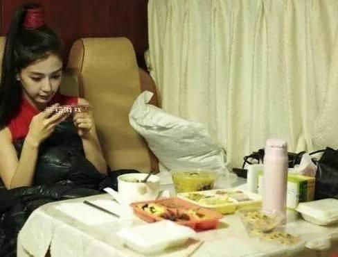 明星片场吃饭 佩服胡歌、吴彦祖