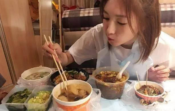 明星片场吃饭 佩服胡歌、吴彦祖