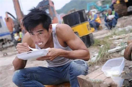 明星片场吃饭 佩服胡歌、吴彦祖