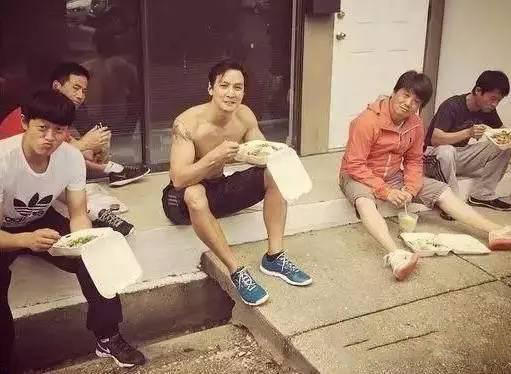 明星片场吃饭 佩服胡歌、吴彦祖