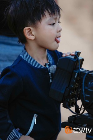 小亮仔《爸爸4》“兼职”成颜值最高摄像师