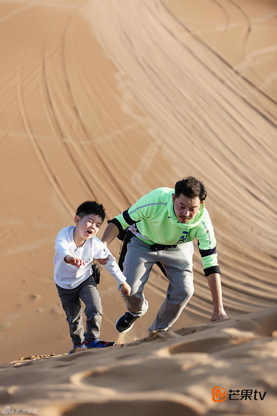 沙溢安吉沙漠遇佟掌柜 一路插科打诨添不少笑