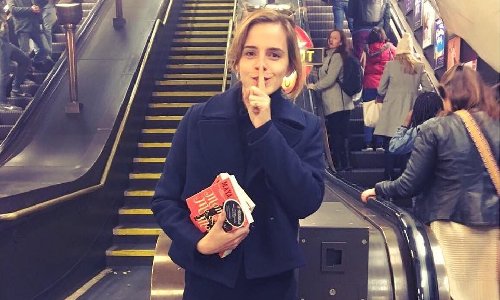 艾玛·沃特森在伦敦地铁“丢书”