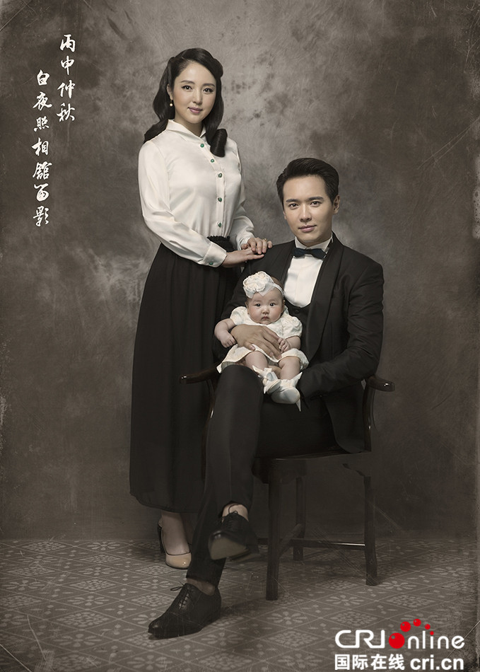 高云翔董璇全家福照首曝光 一家七口其乐融融(组图)