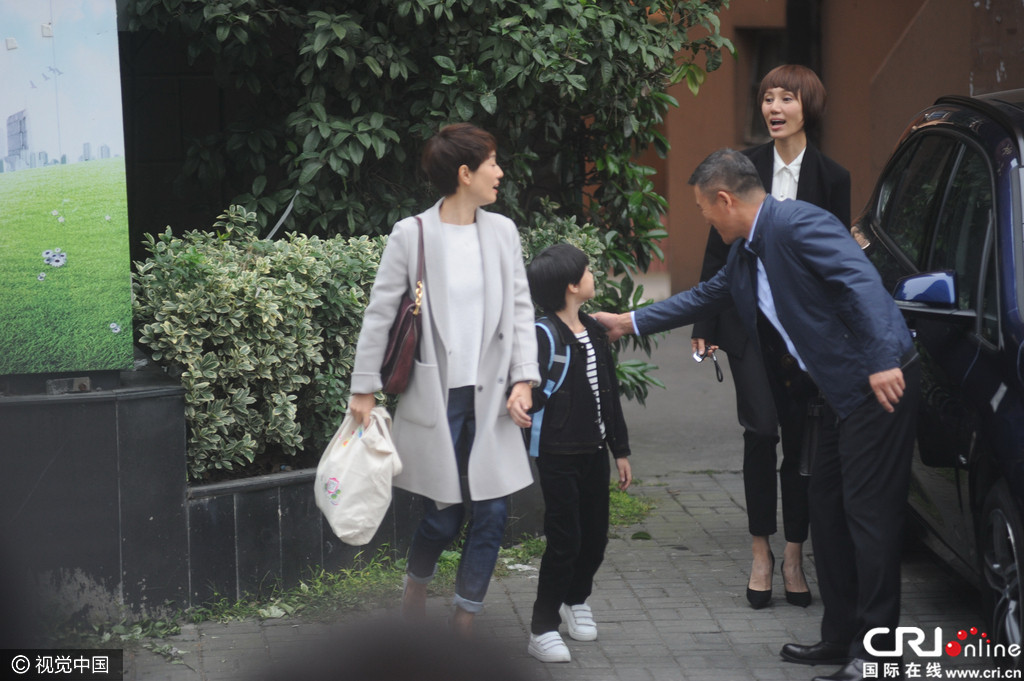 马伊琍上海街道拍戏 戏中一家三口与袁泉对手戏