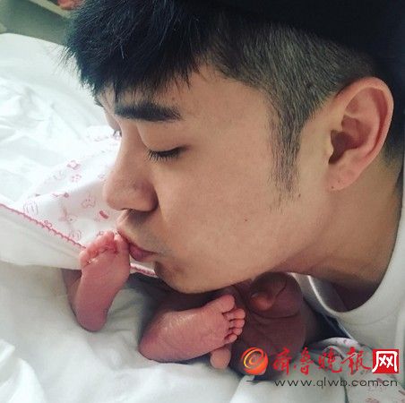 陈赫晒女儿满月照 网友纷纷留言无谓过往安心做一个好父亲
