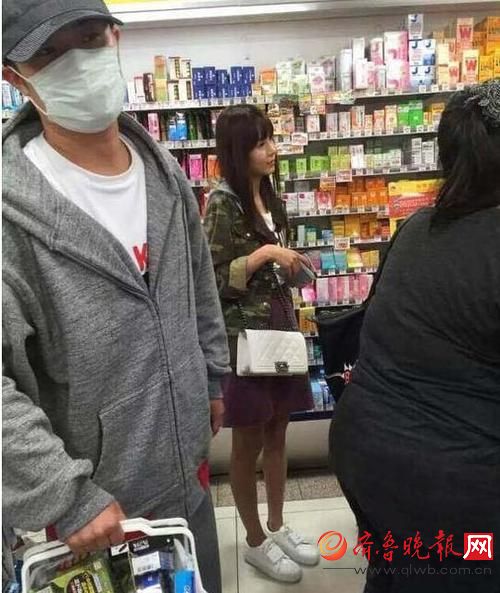 陈赫晒女儿满月照 网友纷纷留言无谓过往安心做一个好父亲