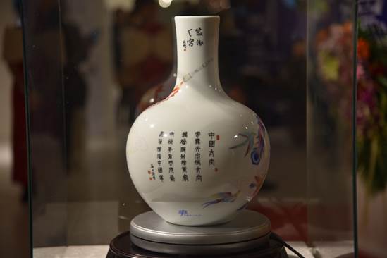 “中国太空瓶”巡游而归 在京揭开神秘面纱