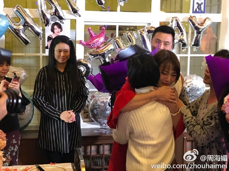 周海媚办50岁生日派对 肌肤娇嫩容颜不老(组图)