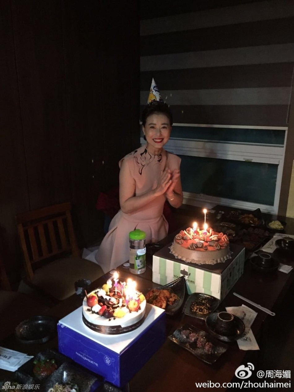 周海媚办50岁生日派对 肌肤娇嫩容颜不老(组图)