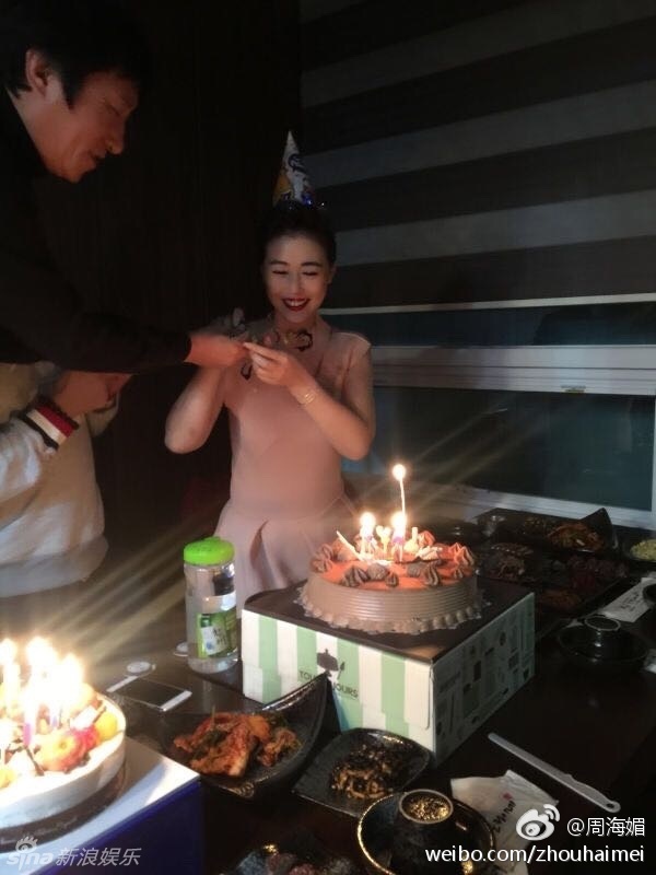 周海媚办50岁生日派对 肌肤娇嫩容颜不老(组图)