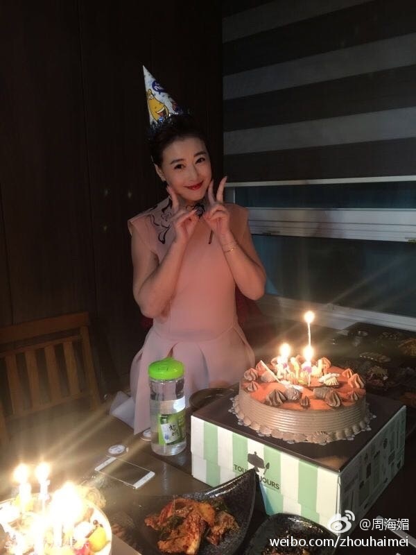 周海媚办50岁生日派对 肌肤娇嫩容颜不老(组图)