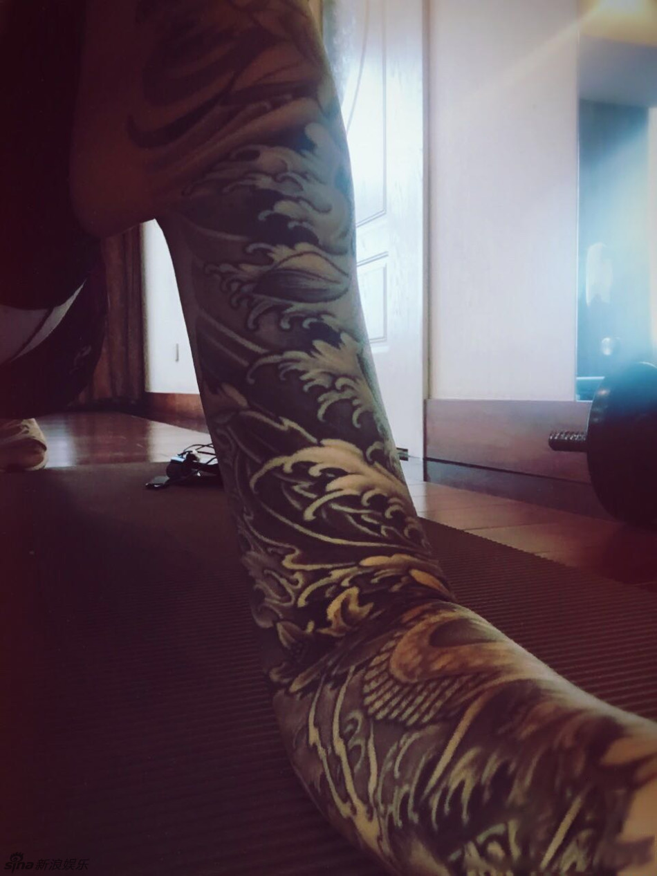 谭维维晒健身照秀花臂 惊呆邓超(组图)