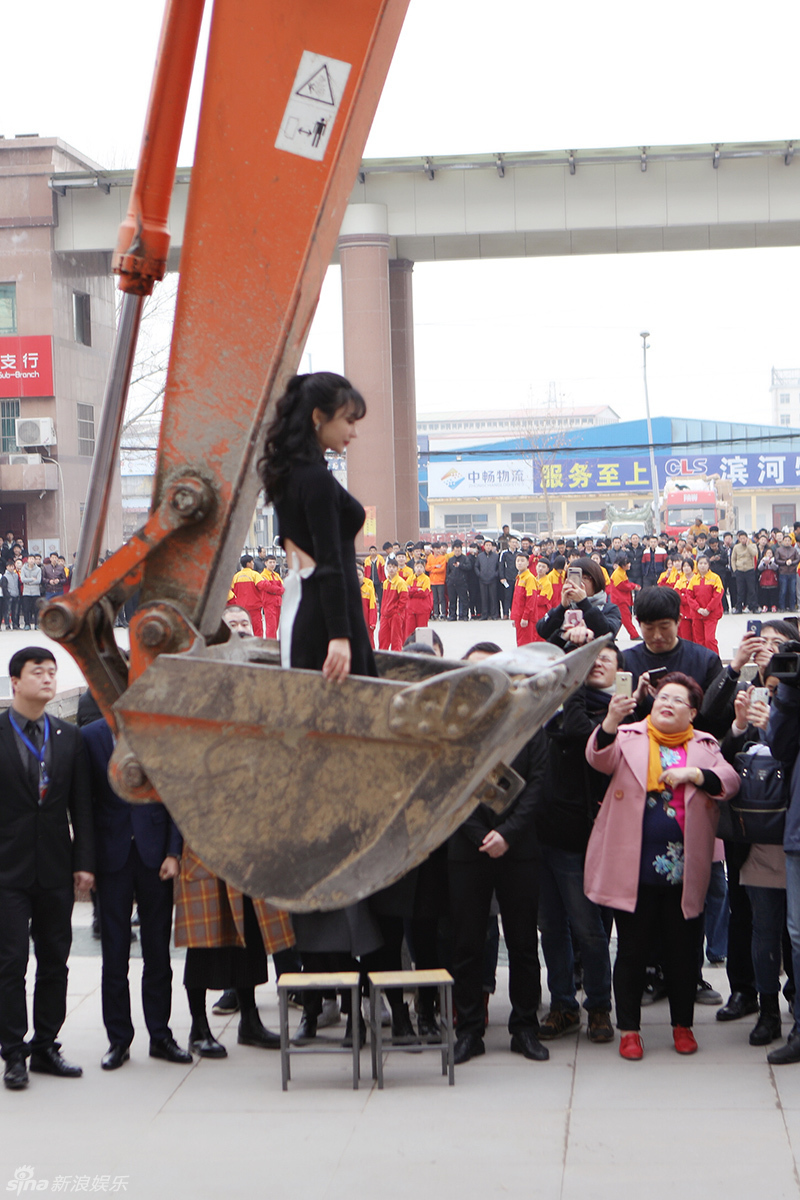 柳岩空降蓝翔技校 坐挖掘机引众人围观(组图)