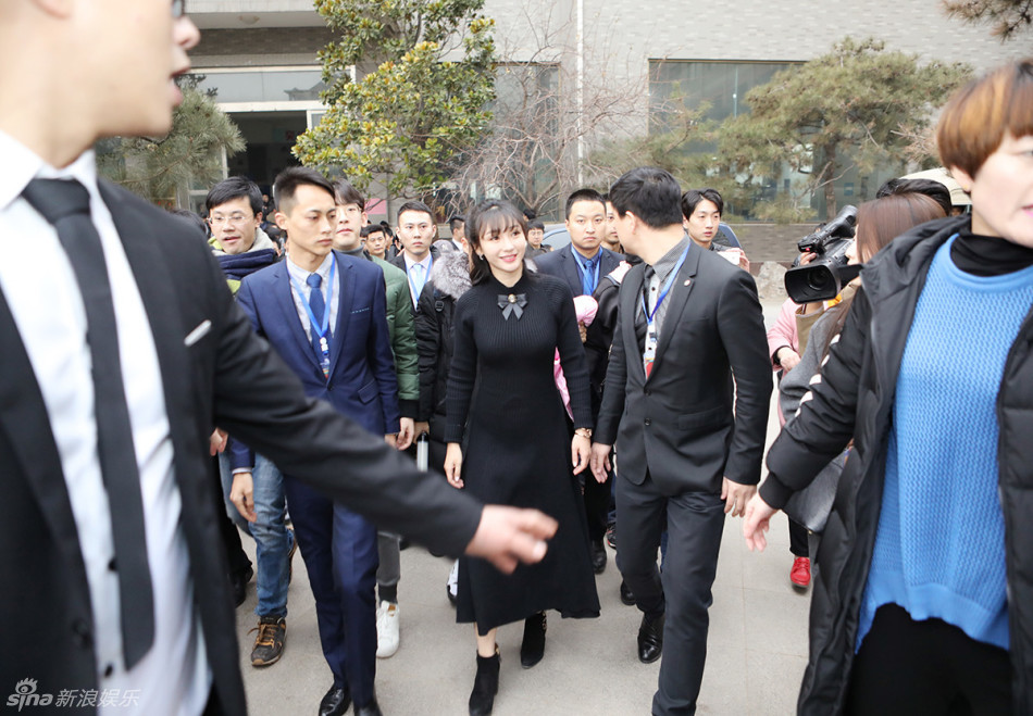 柳岩空降蓝翔技校 坐挖掘机引众人围观(组图)