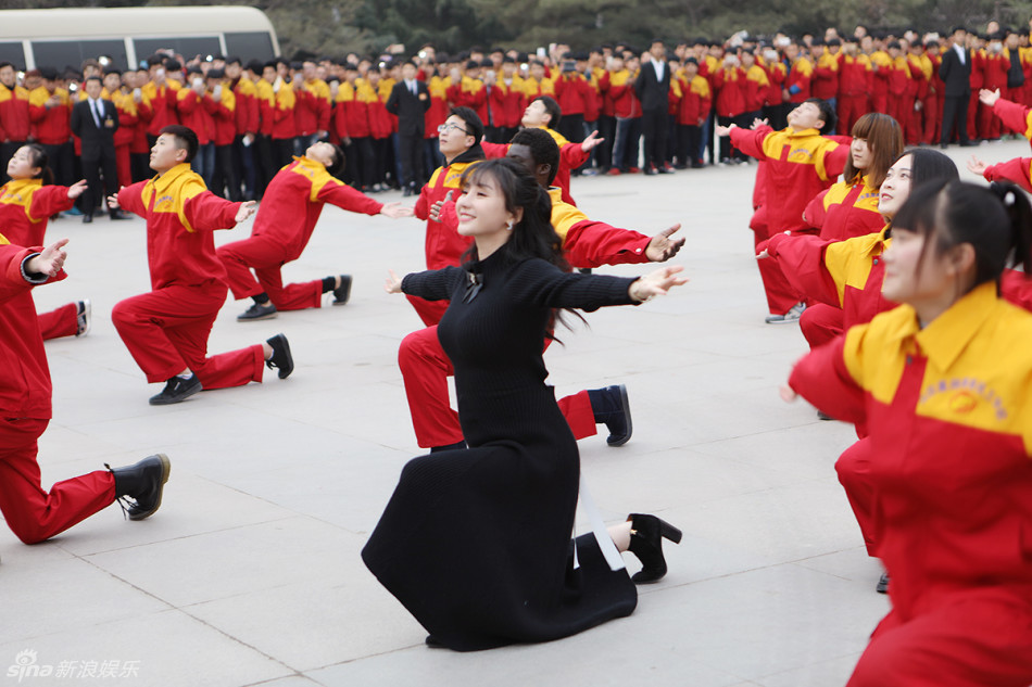 柳岩空降蓝翔技校 坐挖掘机引众人围观(组图)
