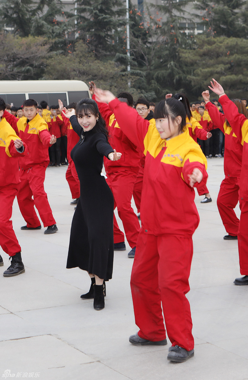 柳岩空降蓝翔技校 坐挖掘机引众人围观(组图)