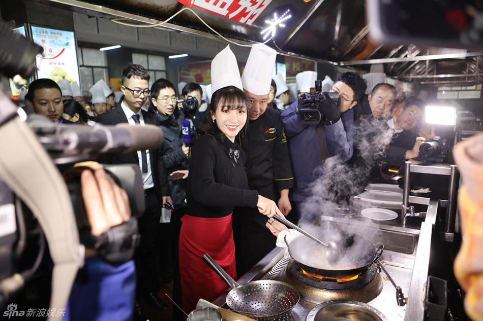 柳岩空降蓝翔技校 坐挖掘机引众人围观(组图)