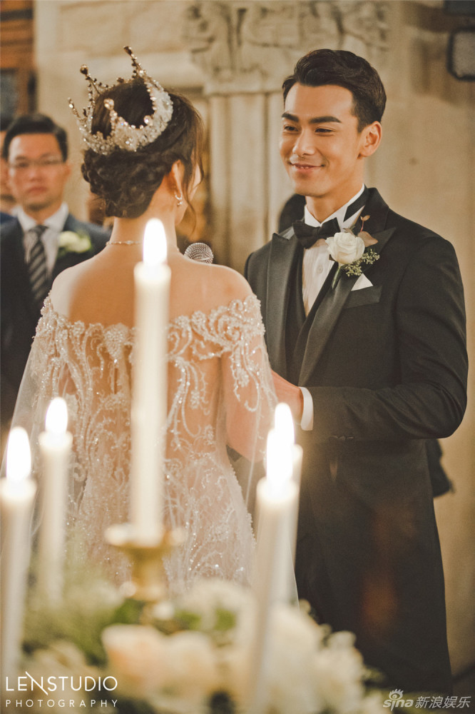 陈紫函戴向宇古堡婚礼 陈紫函穿鱼尾婚纱激动落泪（图）