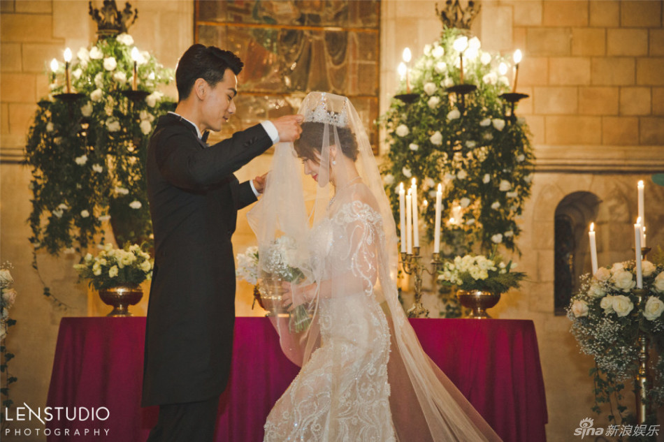 陈紫函戴向宇古堡婚礼 陈紫函穿鱼尾婚纱激动落泪（图）