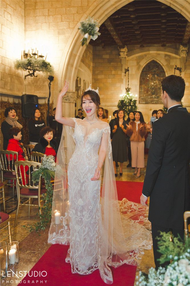 陈紫函戴向宇古堡婚礼 陈紫函穿鱼尾婚纱激动落泪（图）