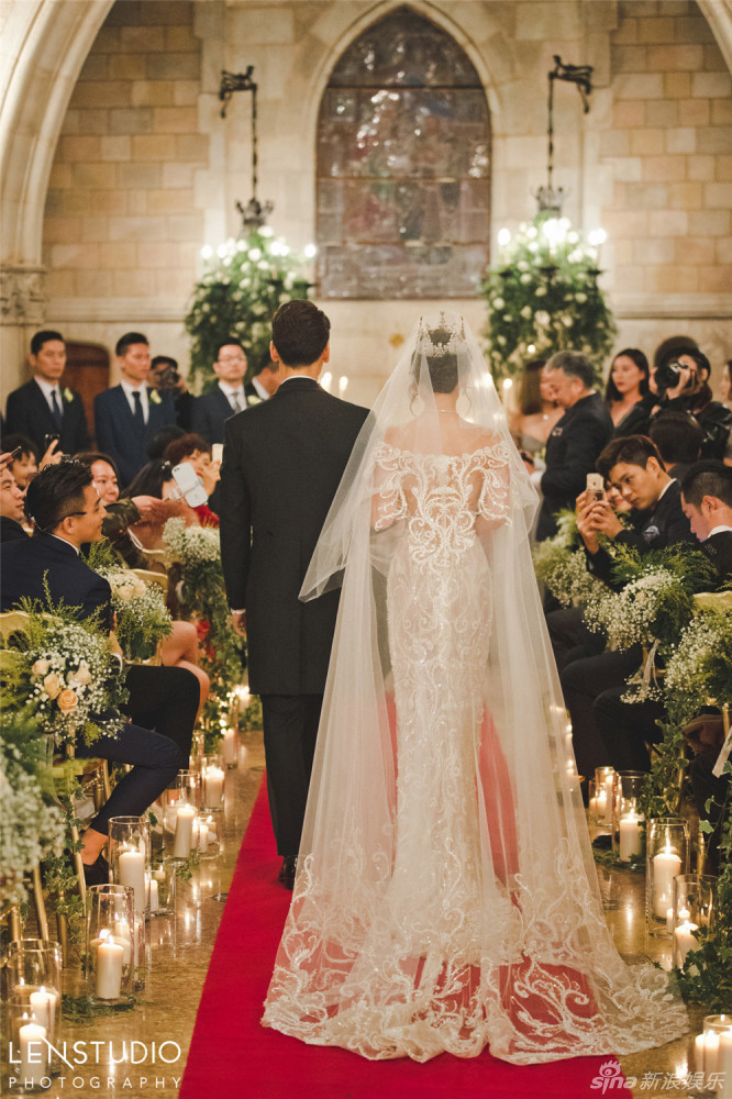 陈紫函戴向宇古堡婚礼 陈紫函穿鱼尾婚纱激动落泪（图）