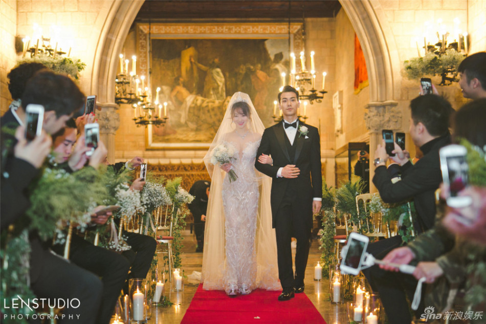 陈紫函戴向宇古堡婚礼 陈紫函穿鱼尾婚纱激动落泪（图）