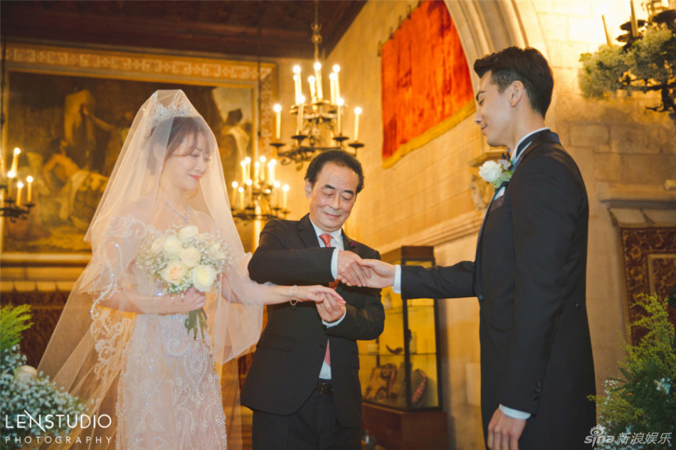 陈紫函戴向宇古堡婚礼 陈紫函穿鱼尾婚纱激动落泪（图）