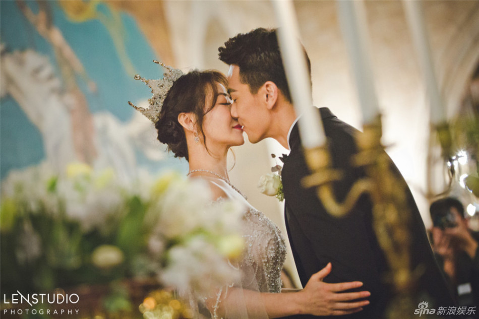 陈紫函戴向宇古堡婚礼 陈紫函穿鱼尾婚纱激动落泪（图）