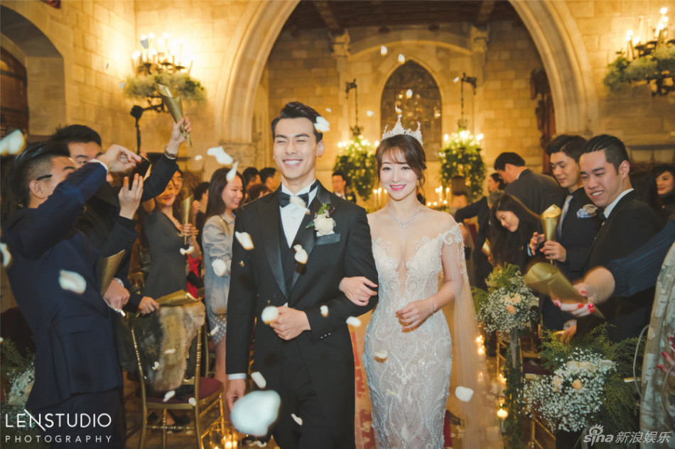 陈紫函戴向宇古堡婚礼 陈紫函穿鱼尾婚纱激动落泪（图）
