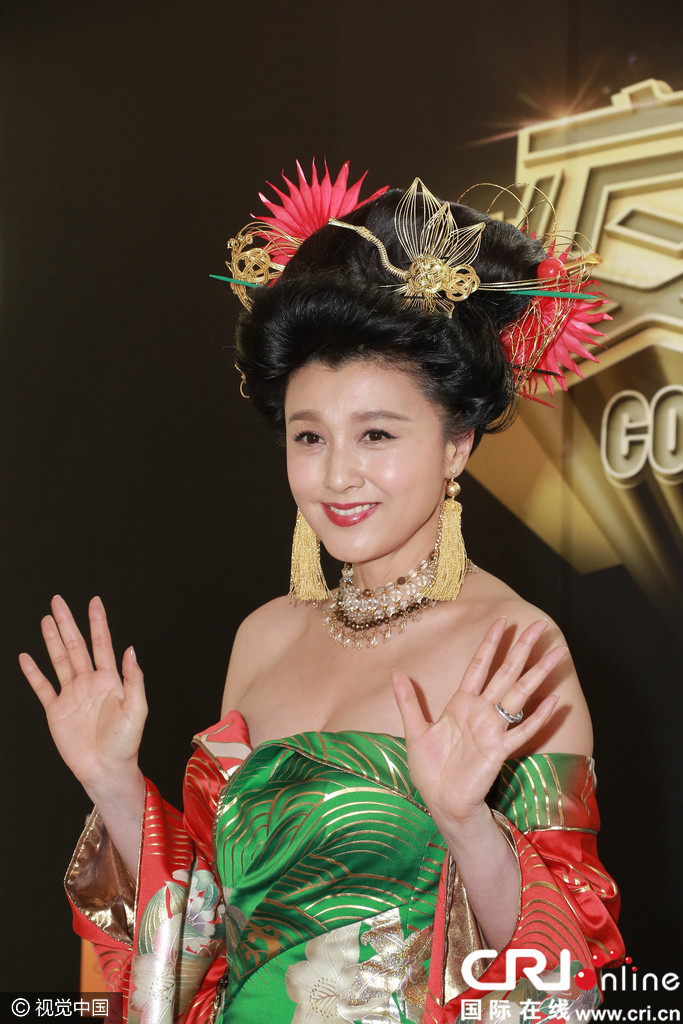 45岁藤原纪香穿日式礼服秀乳沟肤白貌美