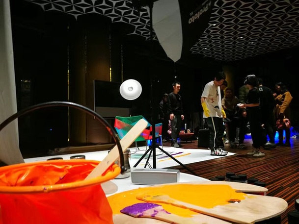 黄贯中阿玛尼艺术公寓跨界画展——永不停下画笔的音乐人