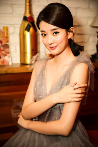 乔欣时尚盛典后台美图曝光 裙角飞扬露美背