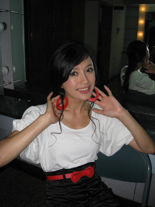周迅范晓萱秦岚刘亦菲妆前妆后对比 美女明星后台化妆照曝光